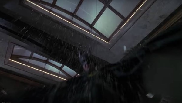 11. Когда Бэтмен (фильм 1989 года) падает через крышу музея, чтобы спасти Вики от Джокера, заметен страховочный трос.