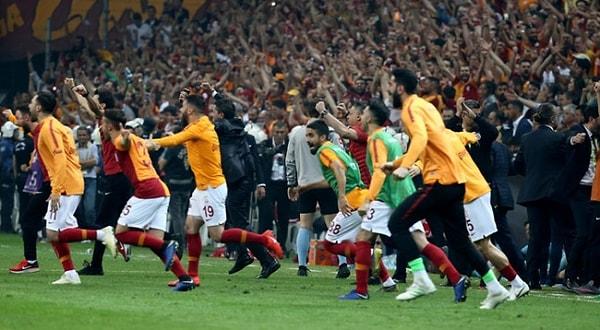 11. Hangi futbolcu bu sezon Galatasaray formasını giyen en genç  futbolcudur?