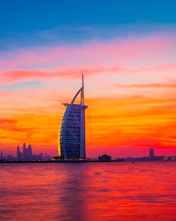 4. Так, этот небоскреб точно находится на Востоке... Только вот где именно?