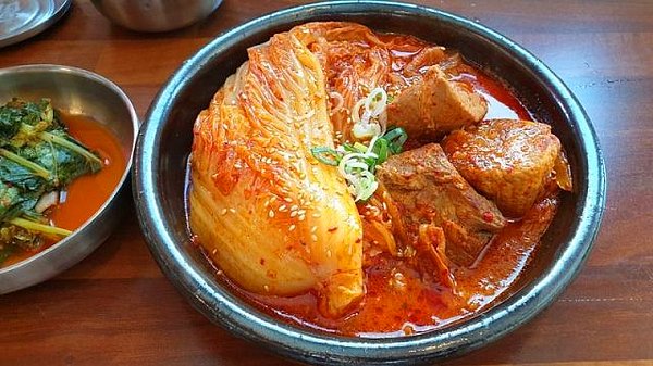 6. 200'den fazla çeşidi olan 'Kimchi' adında yemekleri vardır.