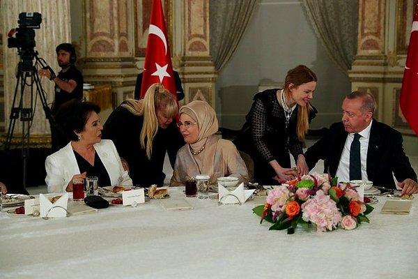 Ünlüler yemek boyunca Erdoğan ailesinin masasına yoğun ilgi gösterdi.