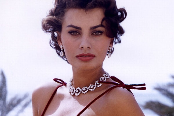 3. Как зовут эту знаменитую певицу и актрису?