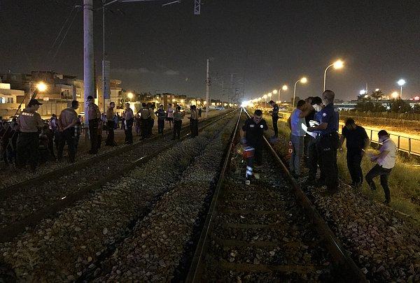 Dün gece yarısı vatandaşlar tren raylarının kenarında cansız bir beden gördüler.