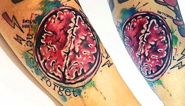 17. "Beyin tomografisi sonucumu dövme yaptırdım. Ölümcül bir beyin enfeksiyonu atlattım."
