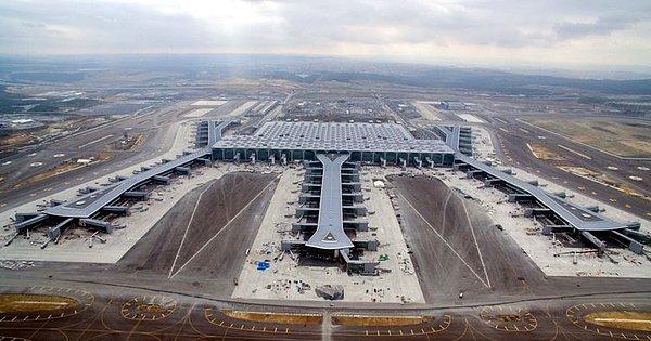 İstanbul Havalimanı apronundaki D7 numaralı körüğe bu sefer uçaklar değil arılar yanaştı.