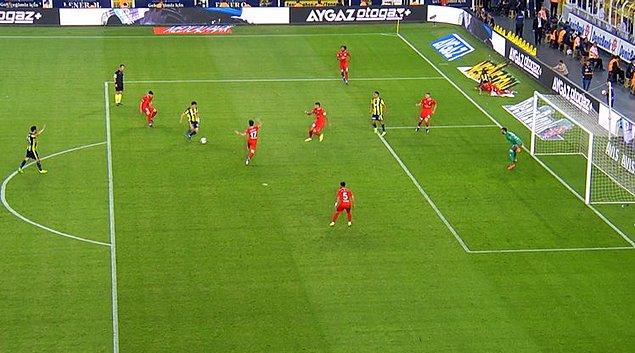 69. dakikada Dirar'ın pasına müthiş bir vuruşla karşılık veren Eljif Elmas, Fenerbahçe'yi 2-1 öne geçirdi.
