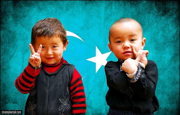 Pekin ise, Müslüman Uygur Türklerini kamplarda topladığı yönündeki suçlamaları reddediyor.