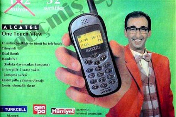 Yeni teknolojilerden de geri kalmazdık hani. 90'lı yılların sonuna doğru yaygınlaşacak olan cep telefonları herkesin ilgisini çekerdi.