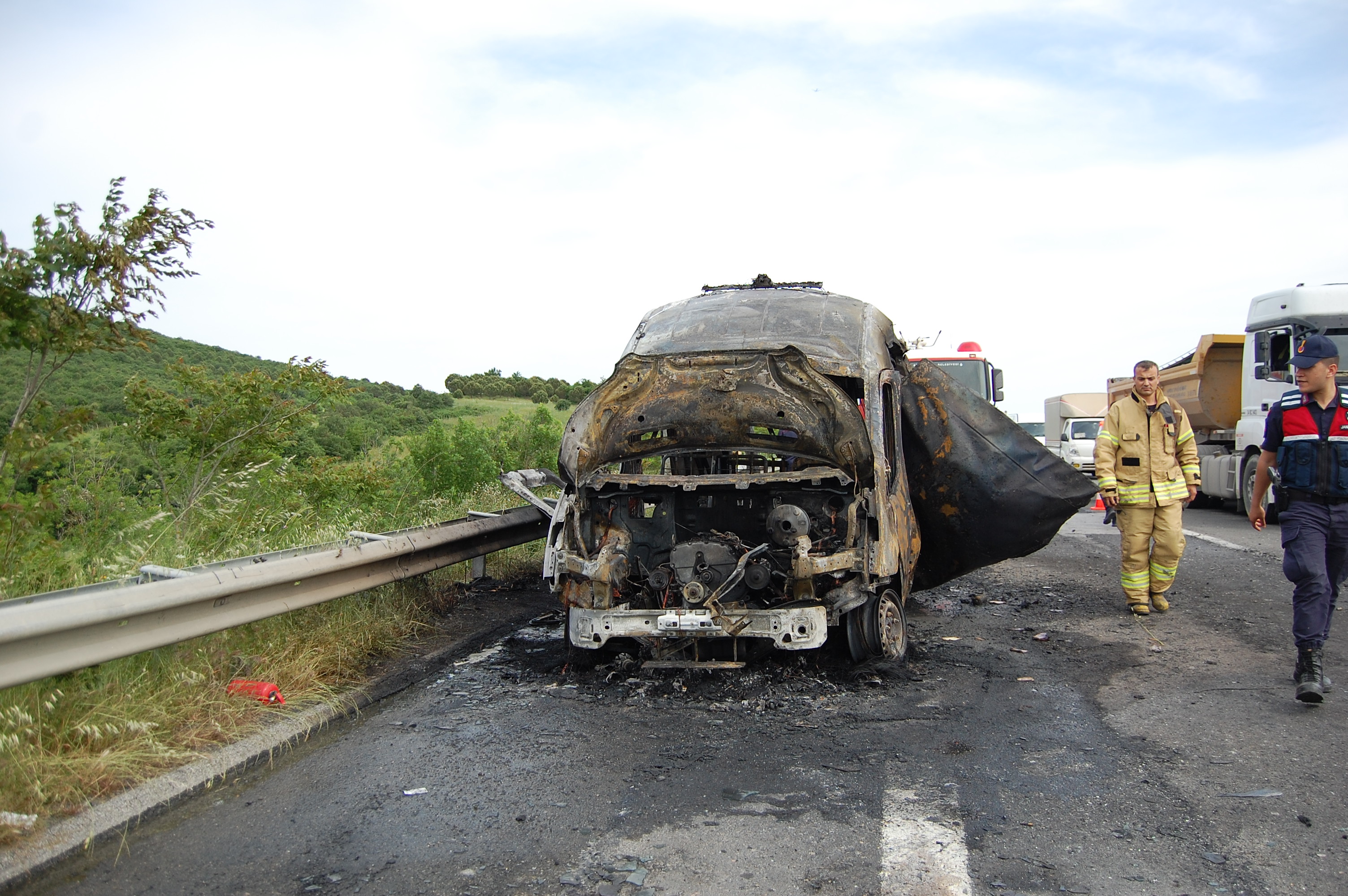 Seyir Halindeyken Oksijen Tüpü Patlayan Ambulans Alev Aldı