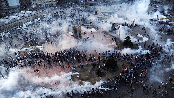 2013 - Taksim Gezi Parkı olayları başladı.