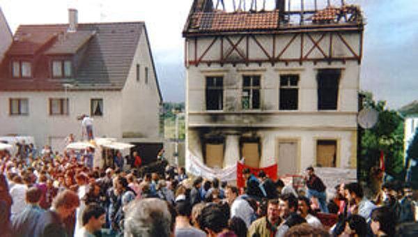 1993 - Solingen Faciası: Almanya'nın Solingen şehrinde Türklerin yaşadığı bir evin kundaklanması sonucu 5 kişi yaşamını yitirdi, 2 kişi de yaralandı.