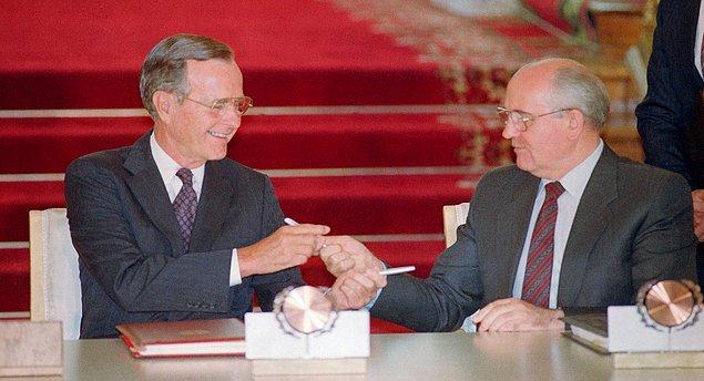 1990 - George H. W. Bush ve Mikhail Gorbachev, kimyasal silah üretimine son veren bir antlaşma imzaladılar.
