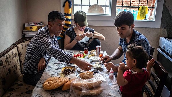 Özek, "Ben bunu hak etmedim, bu benim yüzüm değil. Bu, toplumumuzun utancının yüzü" dedi.