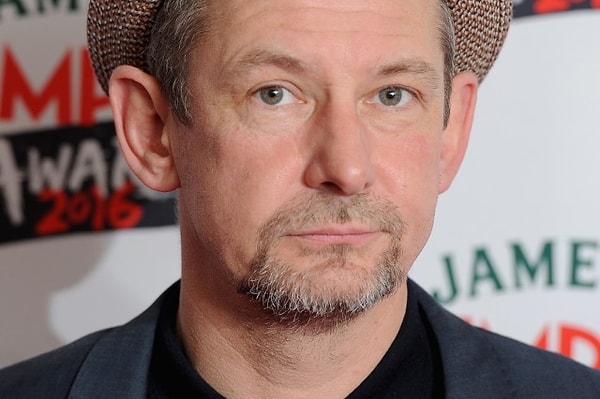 1. Кого играет Ян Харт?