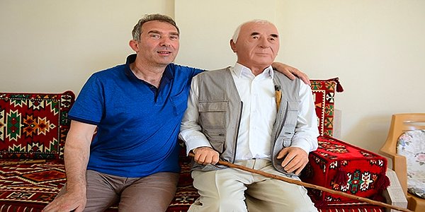 Havanın durumuna göre heykeli bahçeye de çıkardığını ifade eden Kuğu, "Hava yağmursuz ve serin olduğunda dışarıya da çıkarıyorum. En çok minnet duyduğumuz yönü onun bize bıraktığı güzel ahlak ve terbiye. Onun oğlu olduğunu söylediğimiz herkesten rahmet duyuyoruz. Bu da bizi mutlu ediyor." diye konuştu.