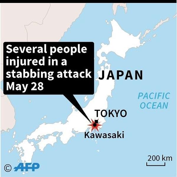 Japon NHK televizyonunun haberine göre, başkent Tokyo yakınlarındaki endüstri kenti Kawasaki'de bir durakta otobüs bekleyen bir grup ilkokul öğrencisi, eli bıçaklı bir adamın saldırısına uğradı.