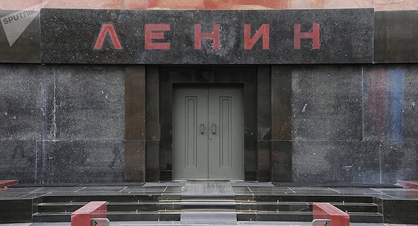 6. Для одного из нижеперечисленных государственных деятелей мавзолей НЕ был построен. Для кого?