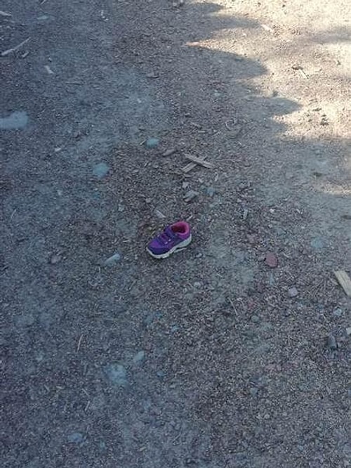 Olay yerinde bir ayakkabı ve parçalanmış bebek kazağı bulundu. Ayakkabı temizken kazağın paramparça olması bebeğin taşınarak o bölgeye getirilmiş olma ihtimalini yükseltti.