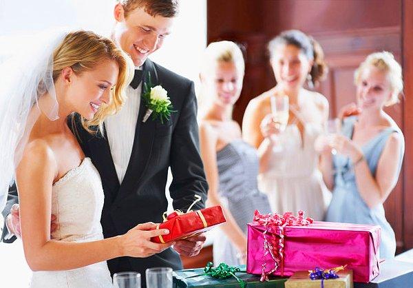 Yaklaşan düğünleri için insanların nabzını yoklayan bir çift, şaşalı düğünlerine gelen misafirlerin "öğrenci kredisi fonu" oluşturmalarını isteyince sosyal medyada eleştiri yağmuruna tutuldu.