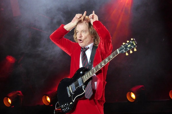 5. Ангус Янг: "Мне до смерти обидно, когда люди говорят, что мы записали 11 альбомов, которые звучат абсолютно одинаково. На самом деле AC/DC записали 12 альбомов,..."