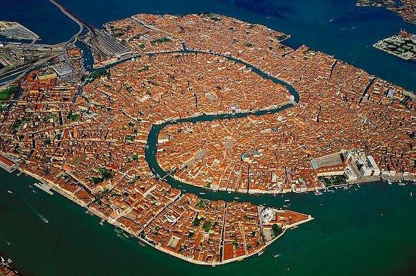 2. Venedik'in gökyüzünden çekilmiş görüntüsü.
