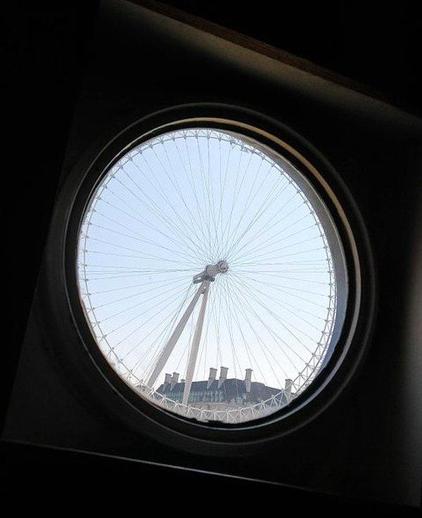 4. Banyo penceresine neredeyse tamamen uyan dünyanın en büyük dönme dolabı 'London Eye'.
