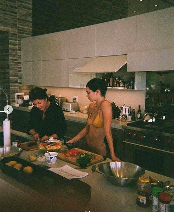 21. Kendall Jenner, annesi ile mutfakta. 😊