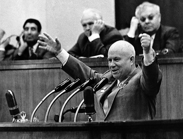 9. С кого Хрущев собирался снять штаны, чтобы посмотреть на его мягкое место?