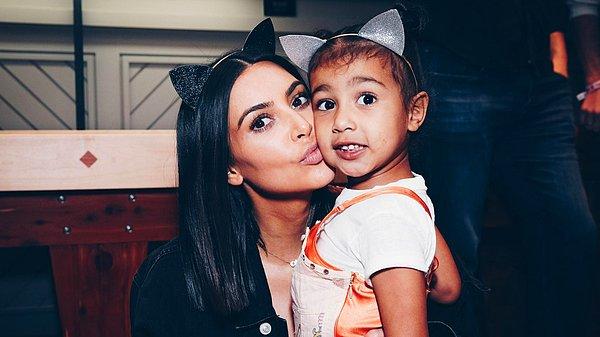 14. North doğduğu zaman Kim Kardashian, medyaya satıp satmayacaklarını görmek için bütün arkadaşlarına sahte bir bebek fotoğrafı gönderdi.