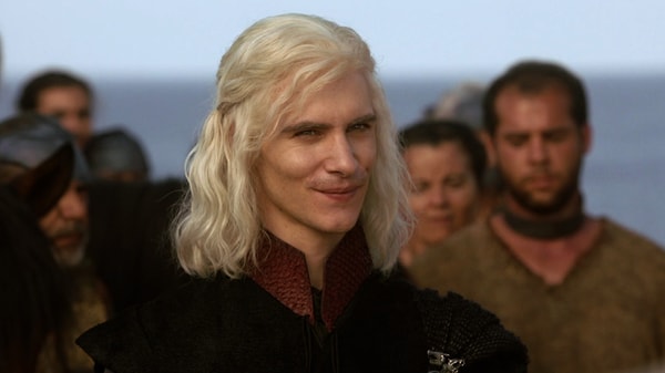 4. Кто вылил на голову Визериса расплавленное золото?