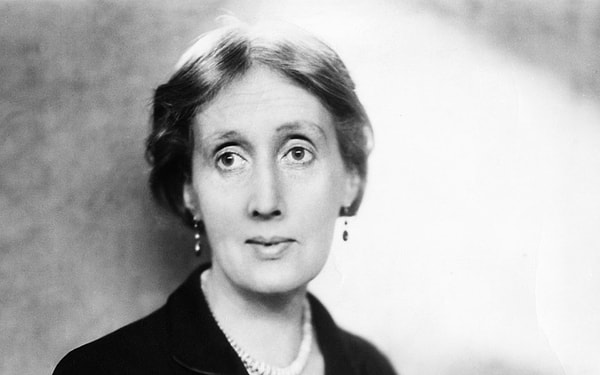 2. Эту писательницу зовут...