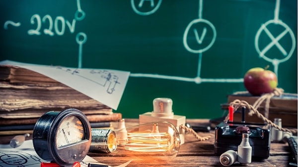 6. Кто в 1921 году получил Нобелевскую премию за работу по теоретической физике?