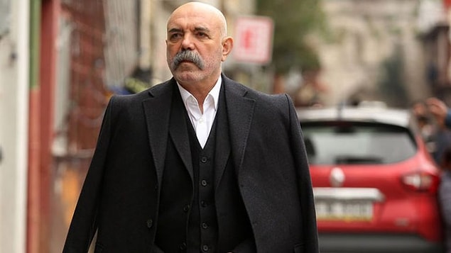 İdris tüm torunları kadar sevmiş onu da ama biraz akıllanması için bunu yapmış. Astım hastası Akın'ı devamlı düşünüyor, onun için tespih saklıyordu.