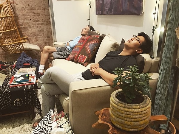 3. Некоторые парни даже умудряются завести знакомства с "друзьями по несчастью"