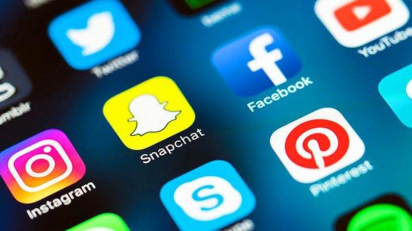 Teknoloji durmaksızın gelişiyor, sosyalleşmek ya da içini dökmek, kendini göstermek, yol açmak gibi nedenlerle insanlar sosyal medyayı kullanıyor.