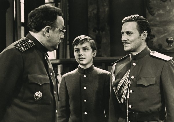 3. Кто сыграл главную роль в фильме "Адъютант его Превосходитепьства"?