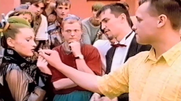 13. Какая группа пела песню, в которой есть такие слова: "Гуляй, студент, гуляй, а девочку мою не трожь"?