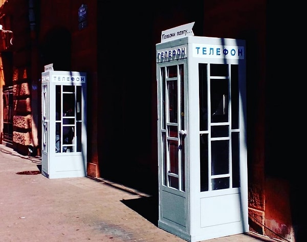 3. В мае 2017 года в Санкт-Петербурге были установлены три телефонные будки, из которых можно позвонить поэтам, причем давно ушедшим из жизни.
