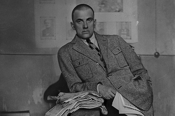 6. Какое слово пропущено в отрывке из стихотворения Владимира Маяковского: "Разворачивайтесь в марше! Словесной не место кляузе. Тише, ораторы! Ваше слово, товарищ ..."?