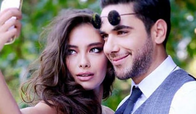 Derken 2013 yılında, dizi aşkı gerçek oldu ve sürpriz bir ilişkiye yelken açtı bizimkiler...