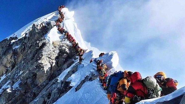 Bir Amerikalı doktorun iniş sırasında ölmesiyle Everest'te bu sezon ölenlerin sayısı 11'e yükseldi.