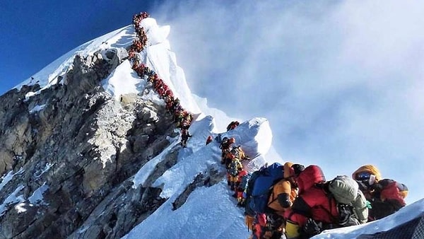 Bir Amerikalı doktorun iniş sırasında ölmesiyle Everest'te bu sezon ölenlerin sayısı 11'e yükseldi.