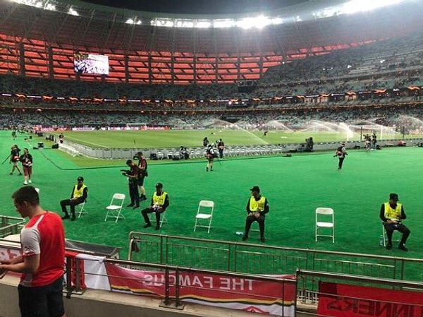 Staddaki İngiliz taraftarlar ise tribünlerin sahaya uzaklığından oldukça şikayetçiydi.