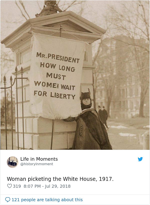 13. Женщина-феминистка пикетирует у Белого дома в США, 1917 год