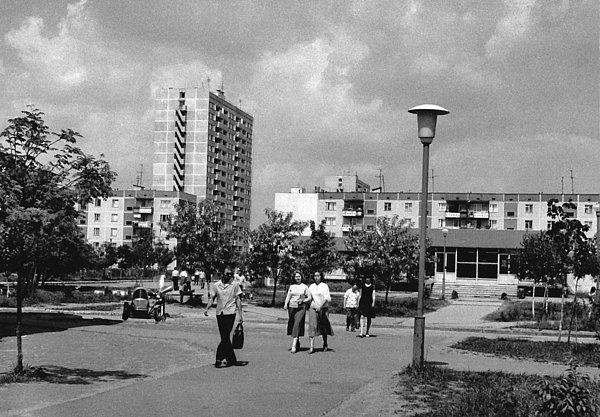 Nükleer santrale sadece 2 km uzaklıkta olan Pripyat kenti 1986 yılında bırakıldığı gibi duruyor. Sovyet yetkilileri tahliyeden önce bölge halkına sadece önemli eşyaları almalarını söyledikleri için insanlarda o dönem Pripyat'a geri dönme umudu vardı.