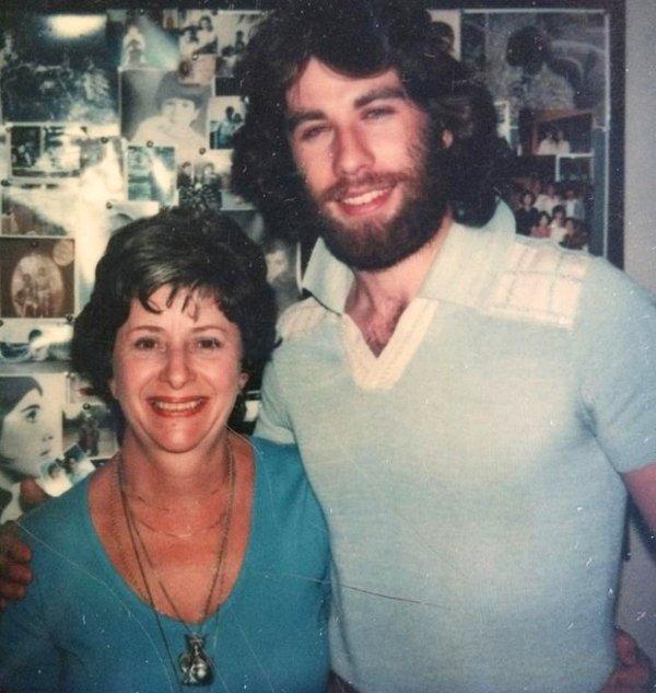 2. "Arkadaşımın annesi John Travolta ile çocukluk arkadaşı. Ve bu fotoğraf da, arkadaşımın büyükannesiyle 70'lerde çekilmiş bir fotoğraf."