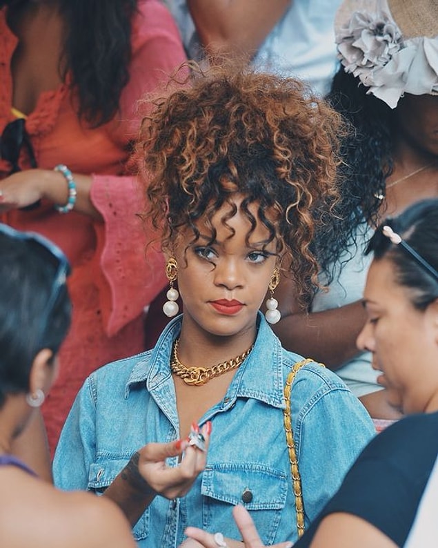 2. Biricik Riri'miz gibi sen de yukarıda topladığın saçlarınla son derece havalı görünebilirsin.