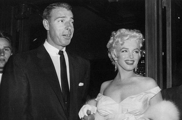 8. Marliyn Monroe'nun ikinci eşi ünlü beyzbolcu Joe DiMaggio, Monroe kendisinden sonra bir kez daha evlense de onu bir türlü unutamadı. Efsane sarışın öldükten sonra bir daha kimseyle evlenmedi ve 20 yıl boyunca Monroe'nun mezarına haftada 3 kez gül buketi gönderdi.