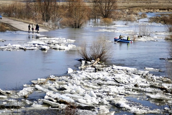 8. Какое название носит весенний разлив реки?