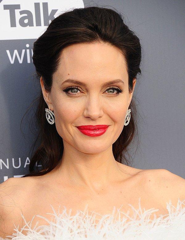 14. Angelina Jolie (Bıçak atma ustası)